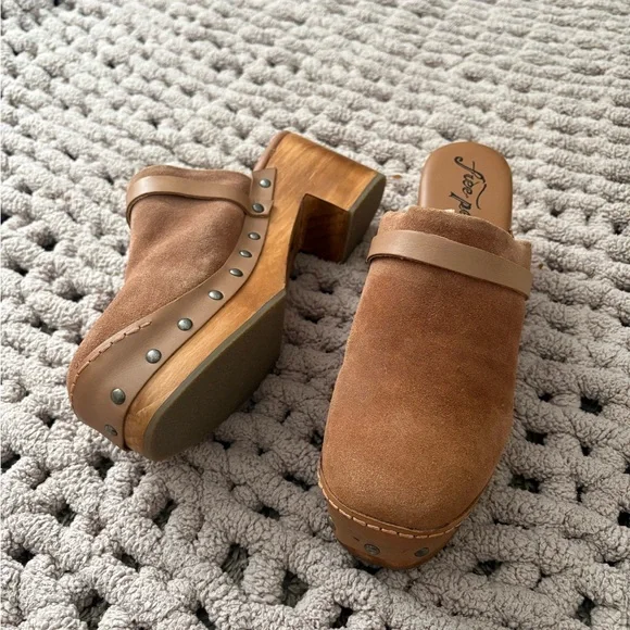 Free People Calabasas Clog Brown Suede Studded Heeled Boho Women’s size 38 NWOT - Picture 1 of 5